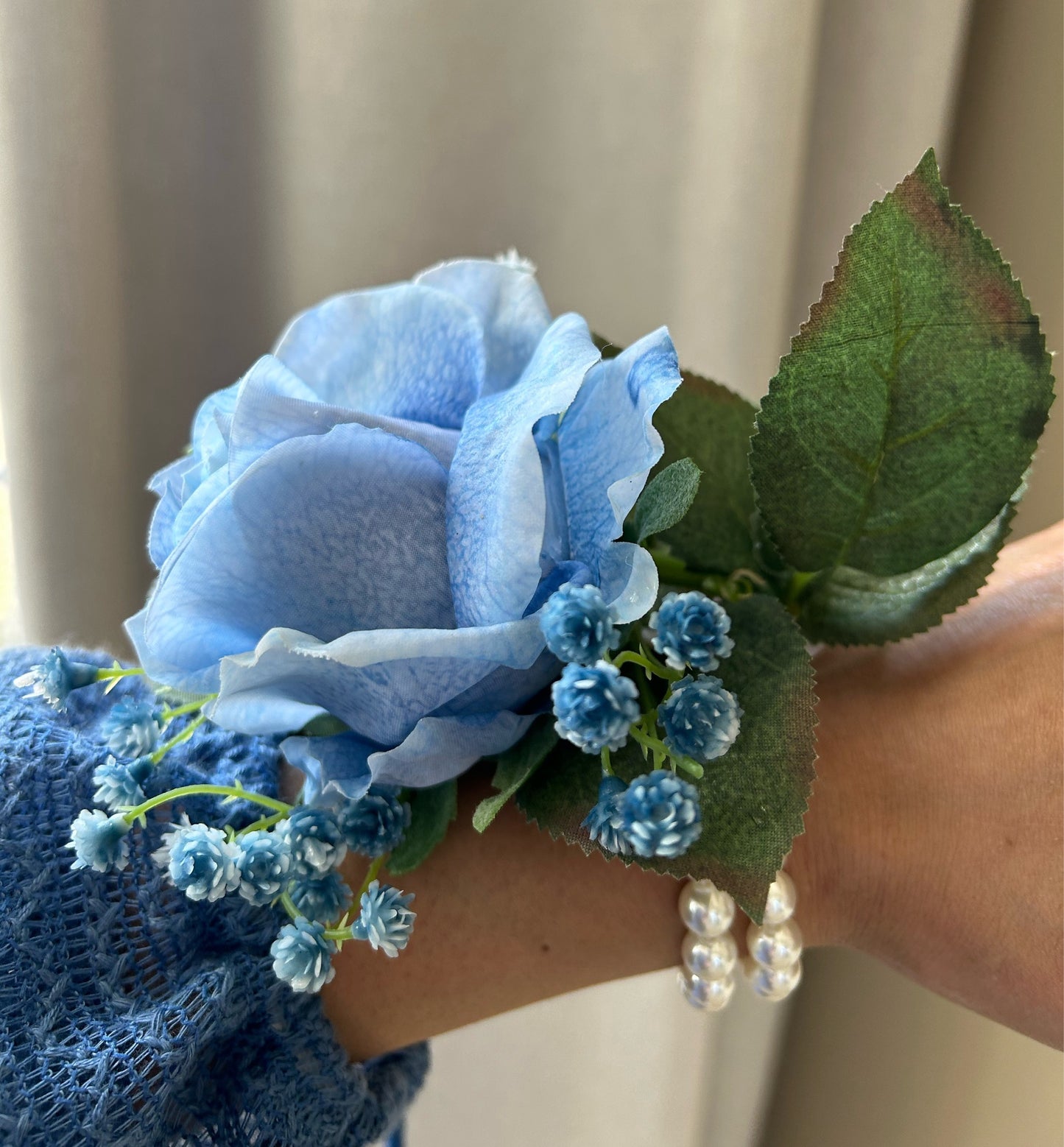 Light Blue Rose & Baby’s Breath Pearl Wristband Corsage